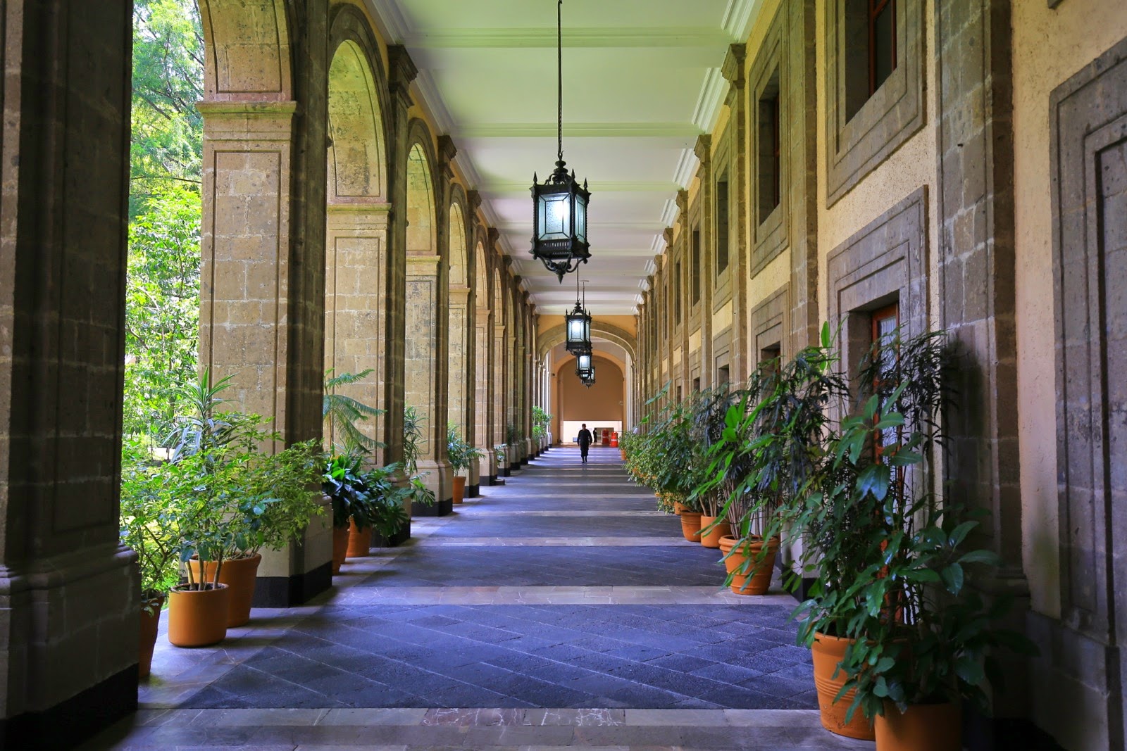 Galerie à arcades et plantes du palais