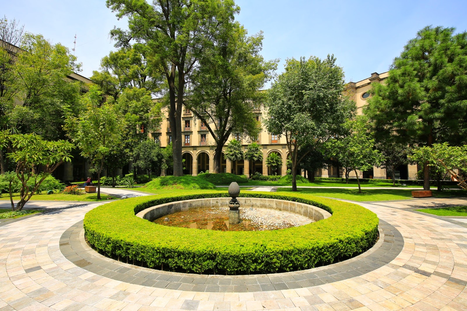 Jardin et fontaine dans une cour du palais