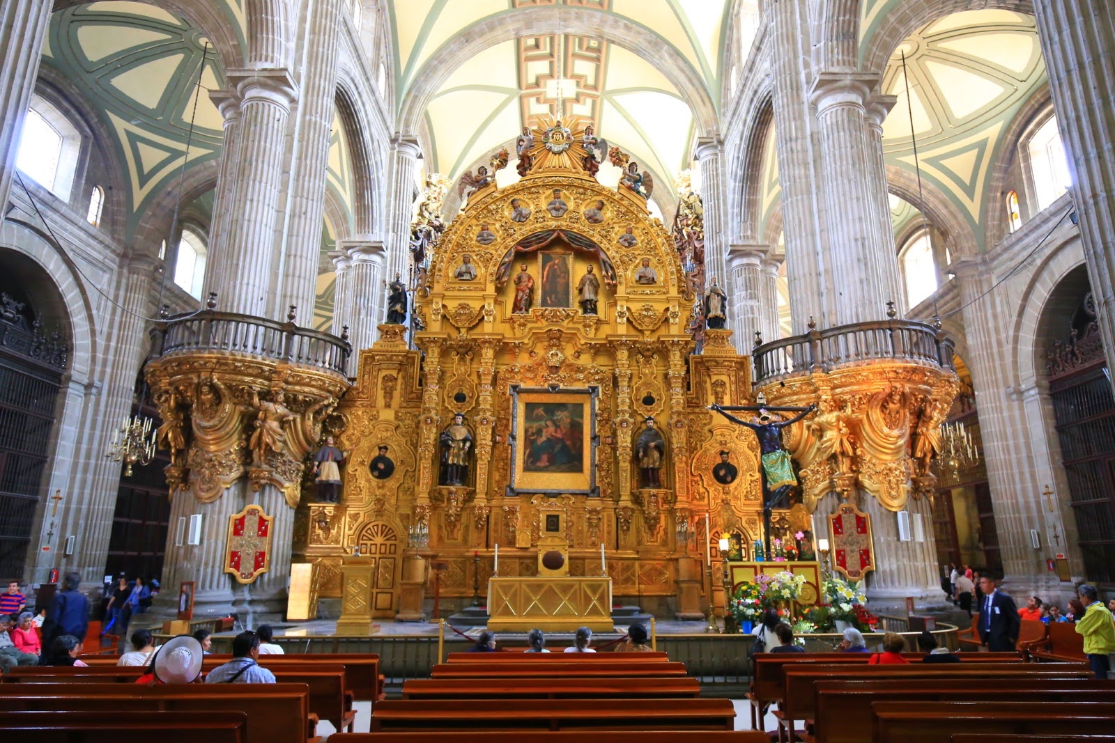 Autel doré dans la cathédrale