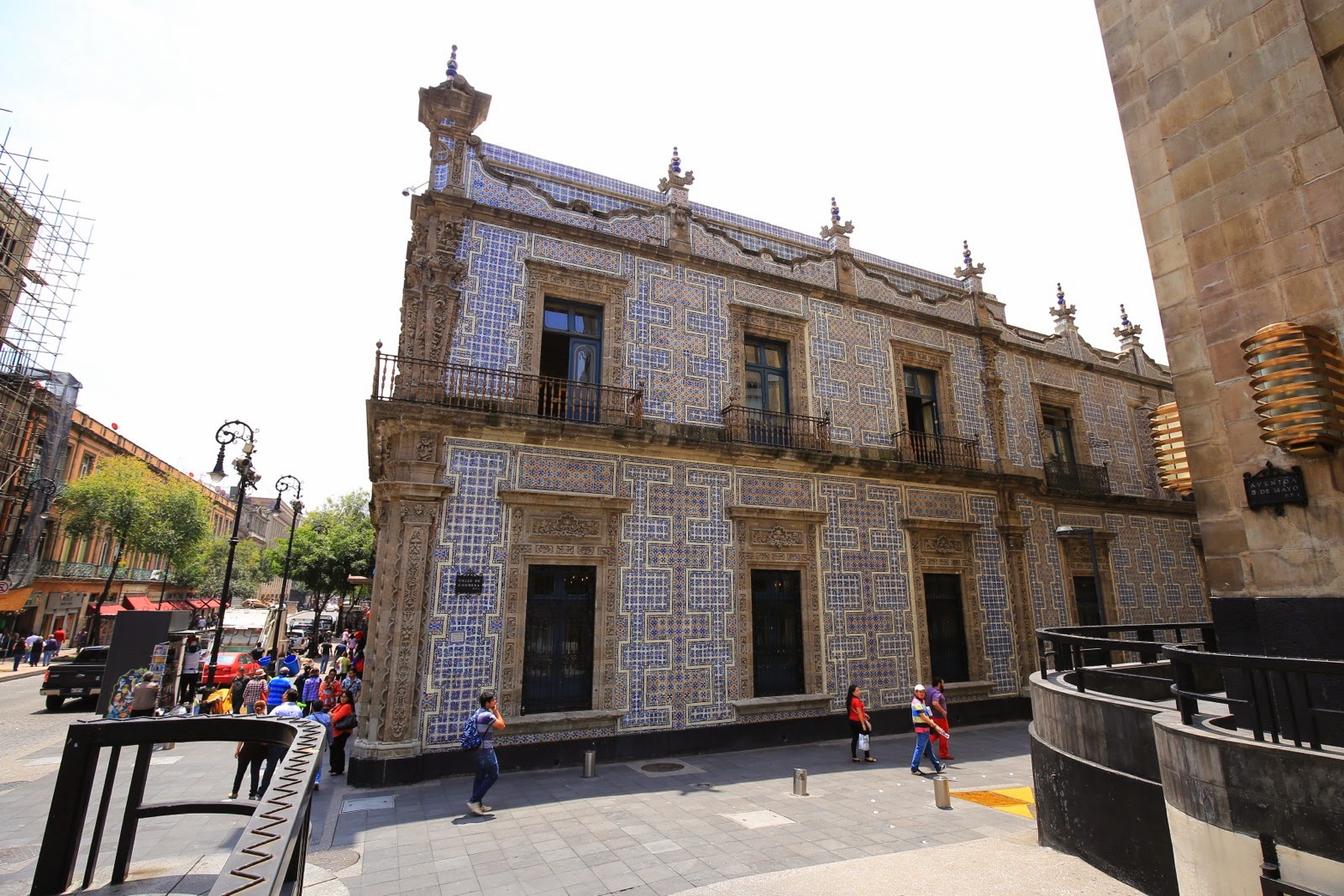 Façade couverte d’azulejos d’un palais colonial