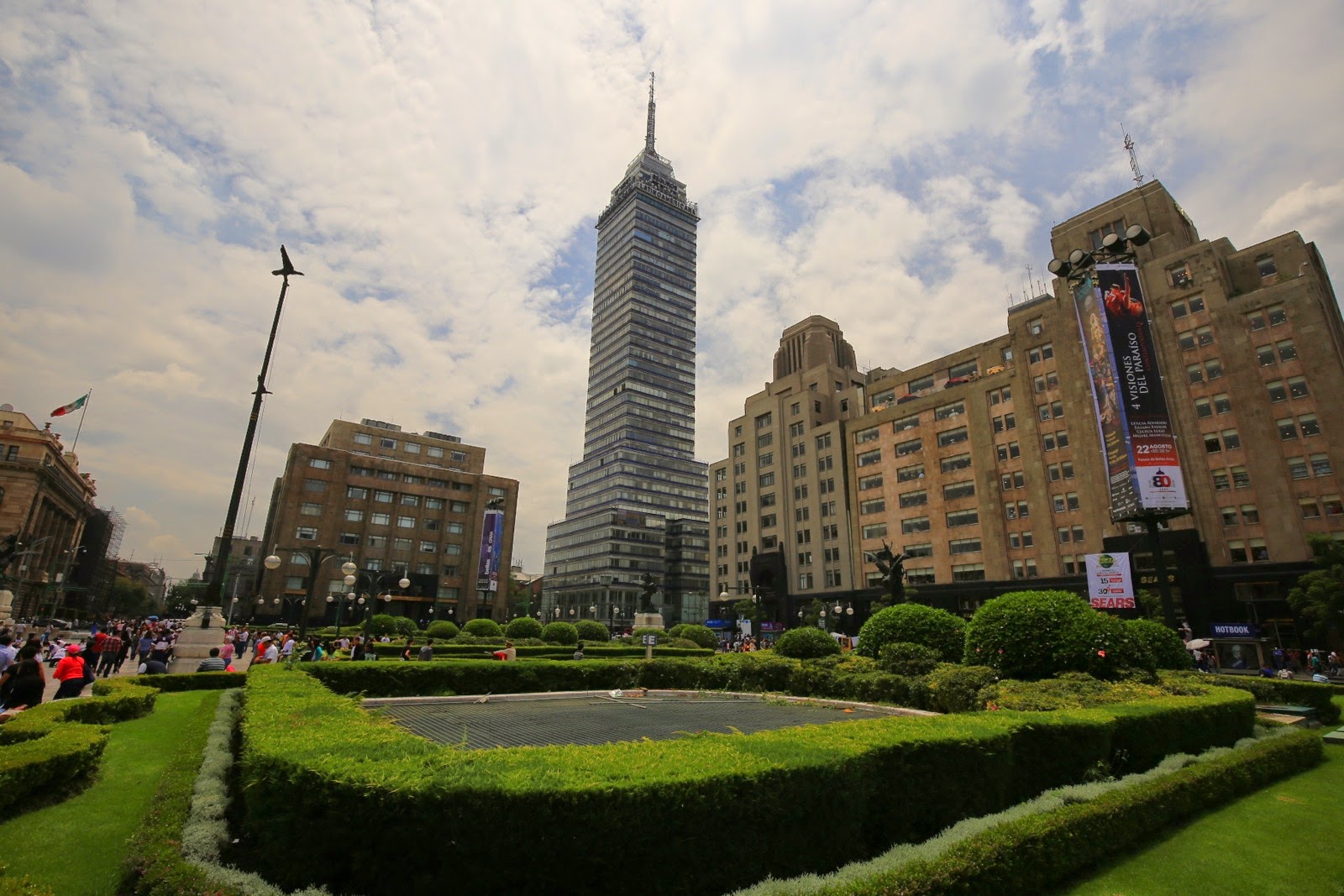 Torre Latinoamericana vue depuis un jardin
