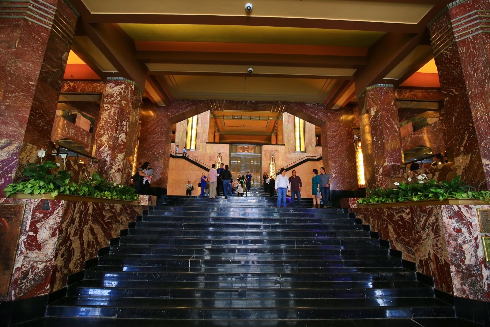 Escalier de marbre sombre à l’intérieur de Bellas Artes
