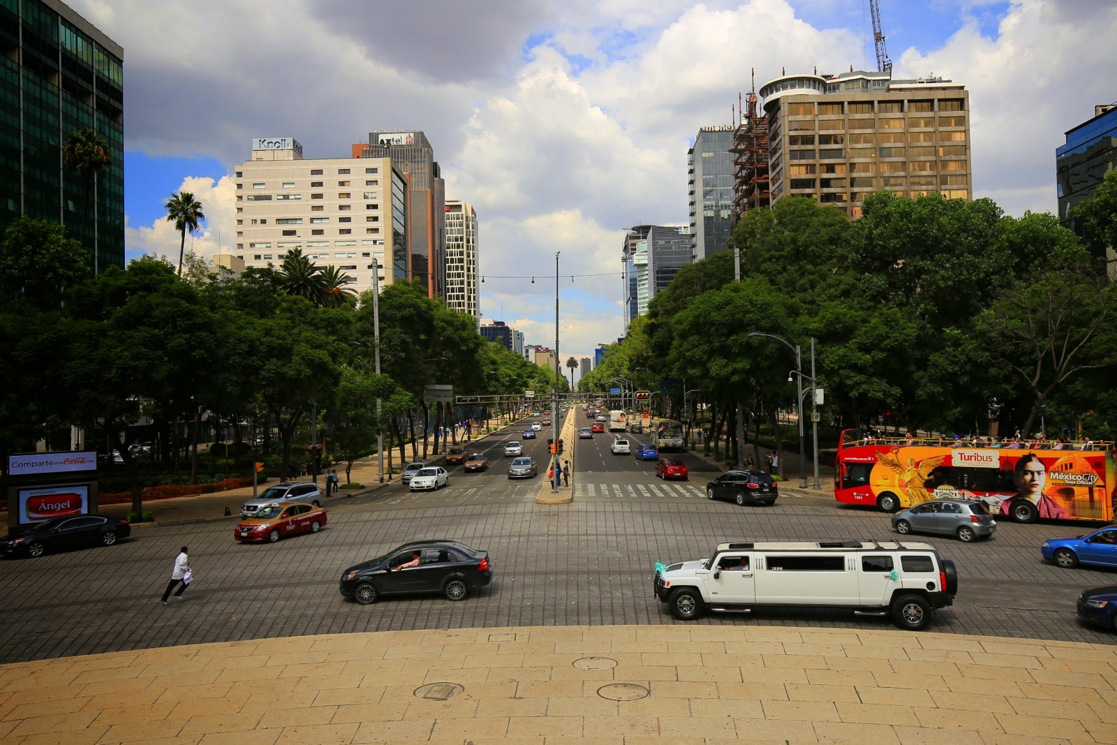 Avenue de Mexico et limousine blanche de jeunes mariés