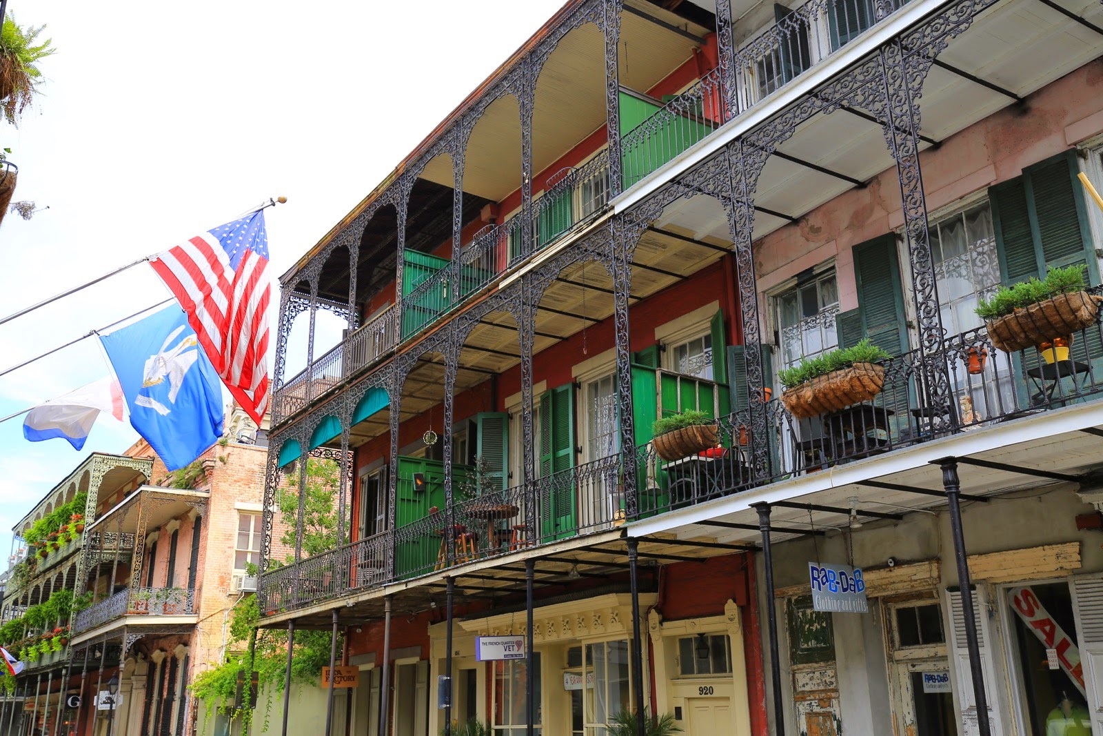 Balcons ornés de drapeaux américains