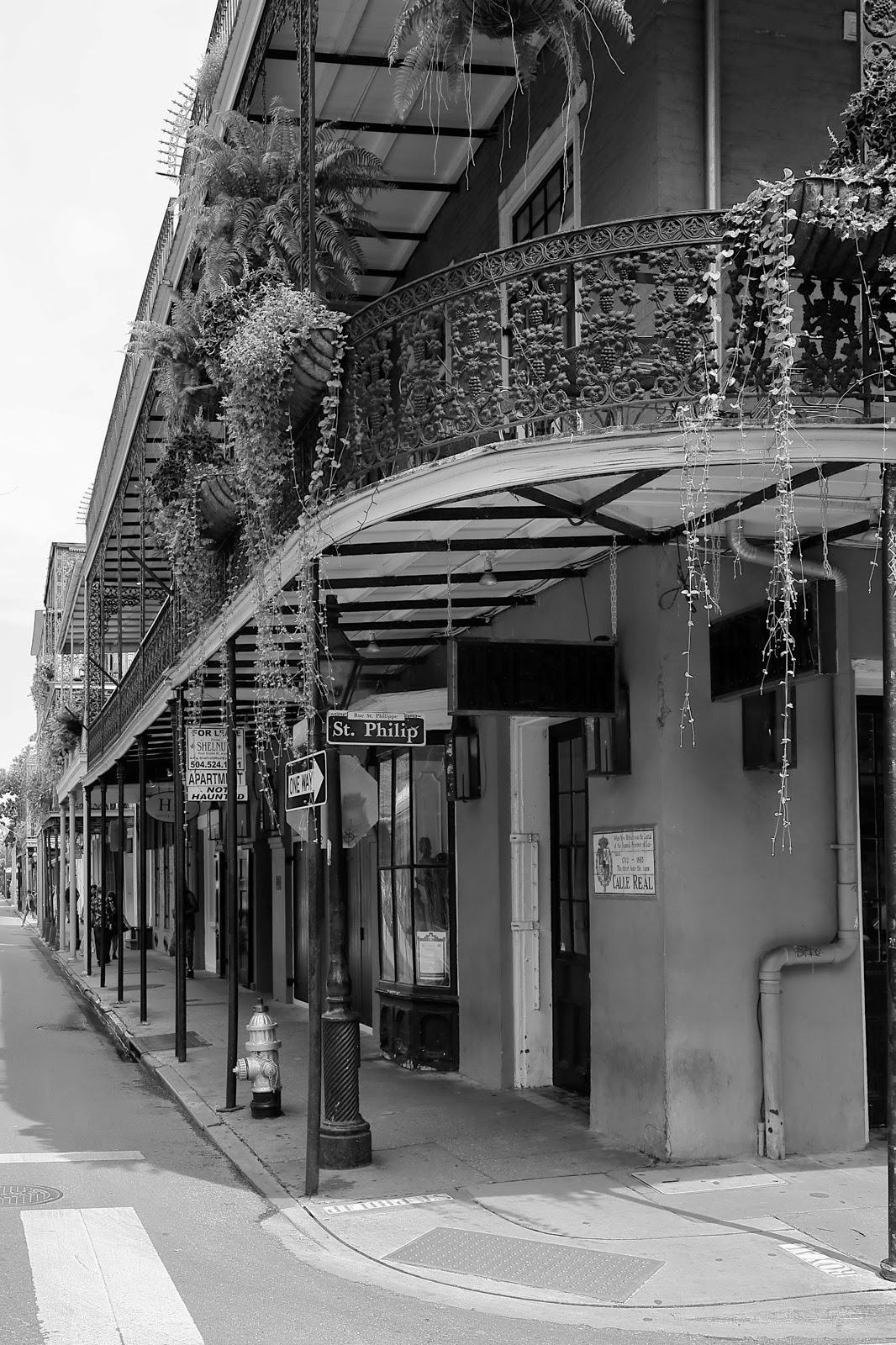 Balcon décoré de colliers de Mardi Gras