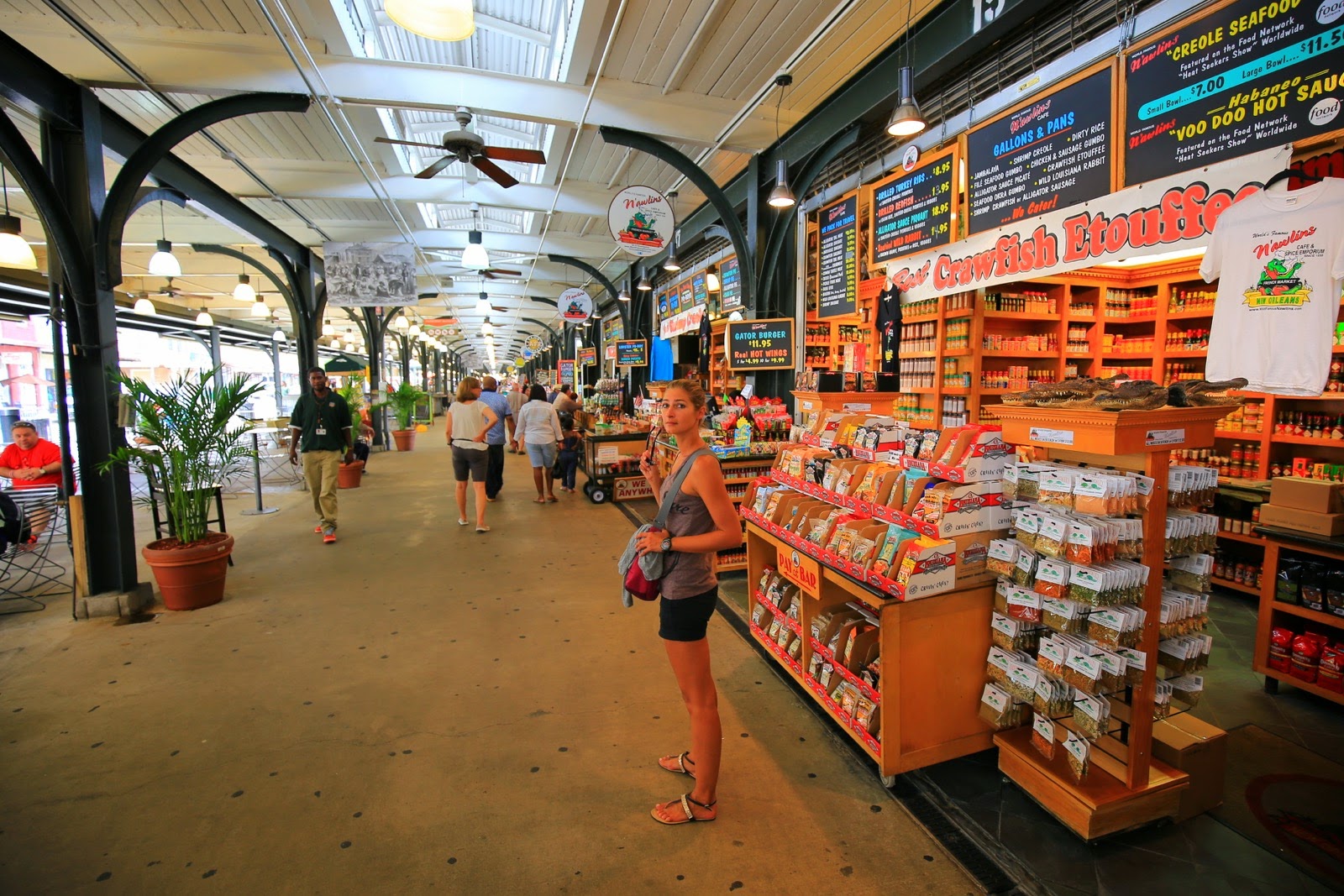 Les stands du French Market sous la halle