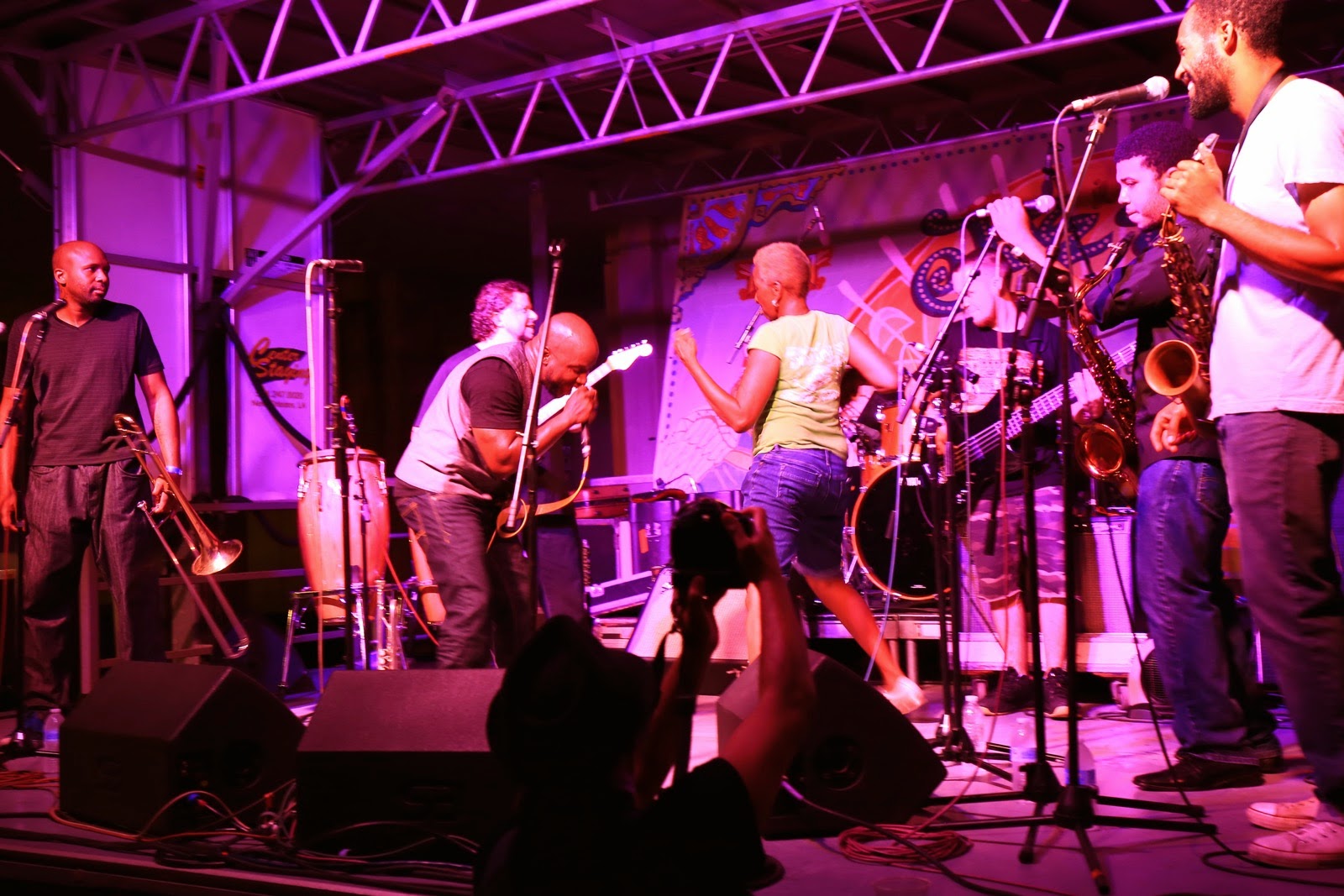 Un groupe de jazz sur scène