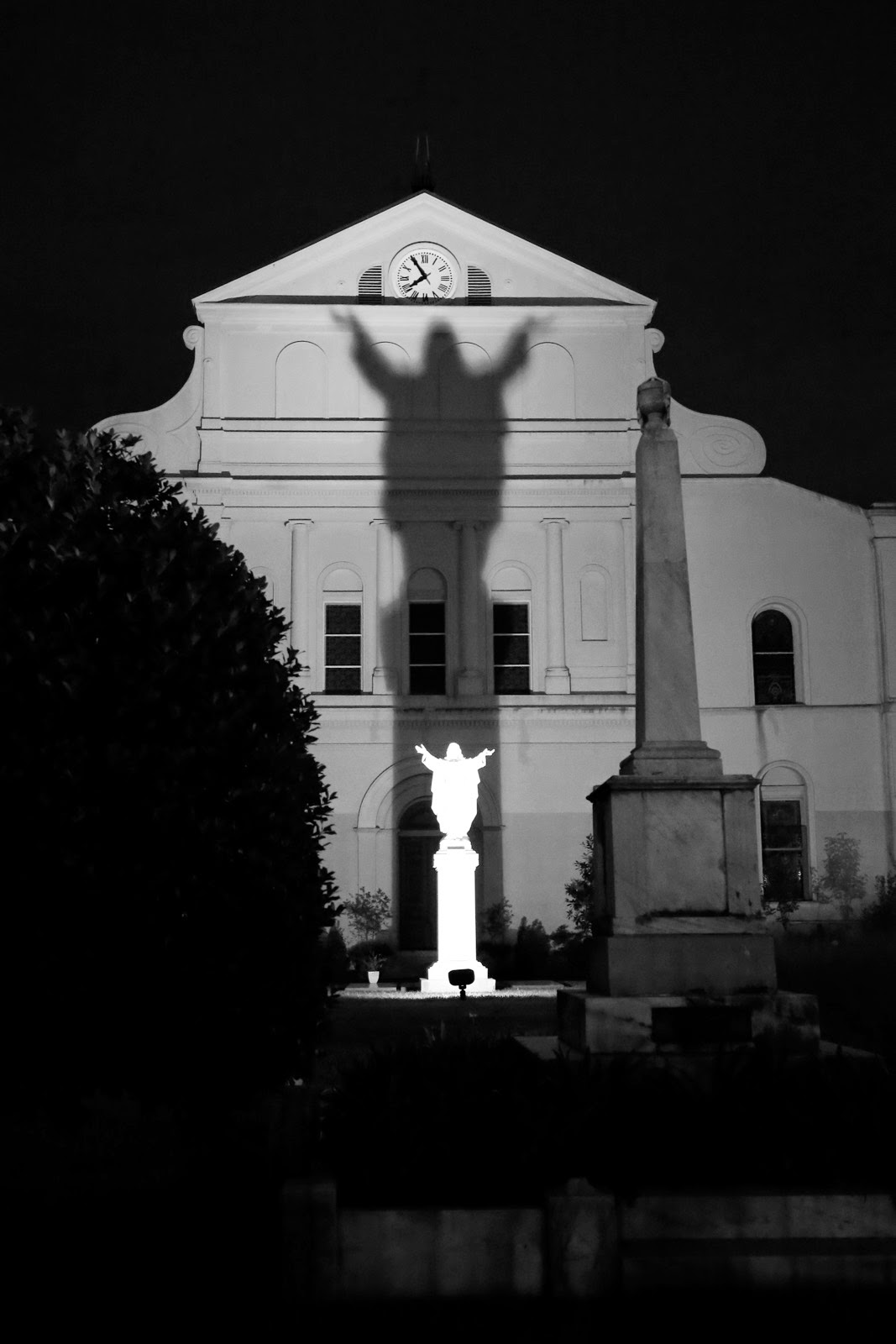 Un monument funéraire en noir et blanc