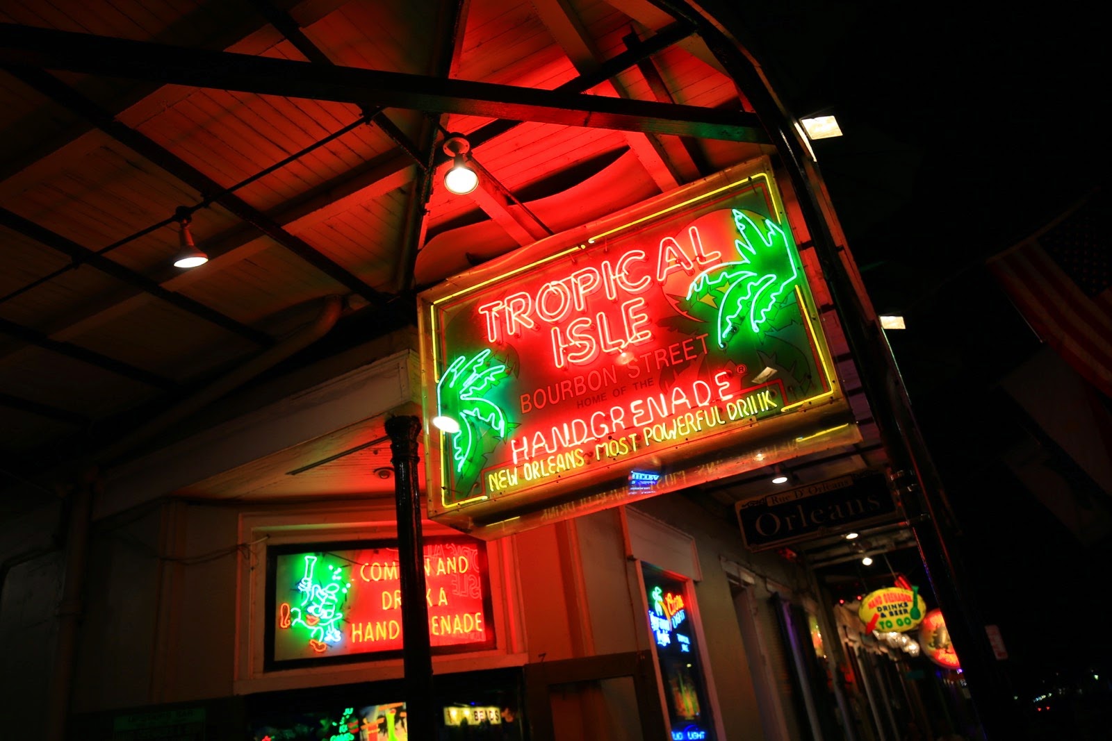 Les néons du Tropical Isle sur Bourbon Street