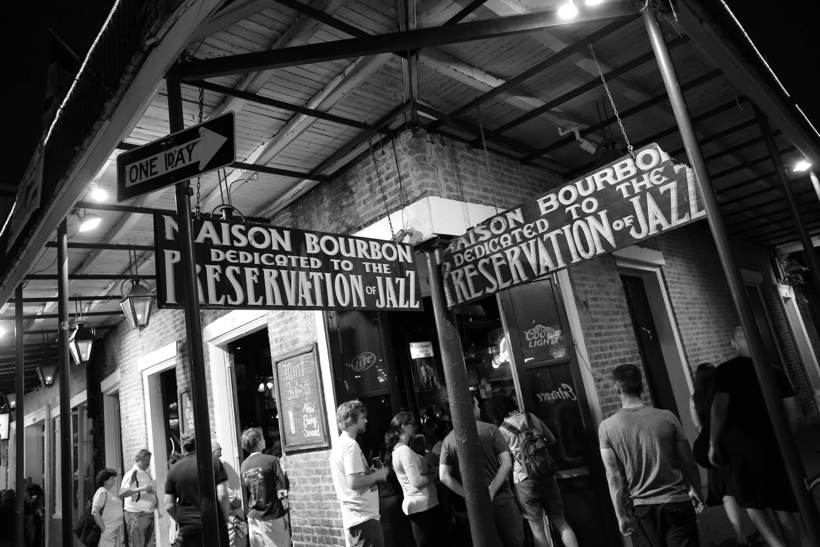 La Maison Bourbon, temple du jazz de New Orleans, en noir et blanc