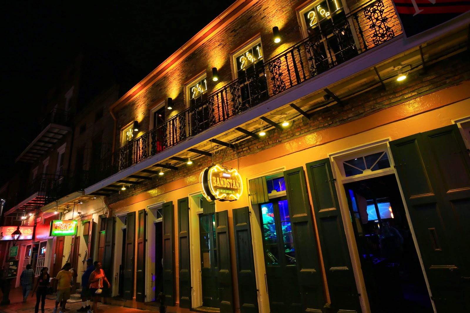 Balcons illuminés le long de Bourbon Street