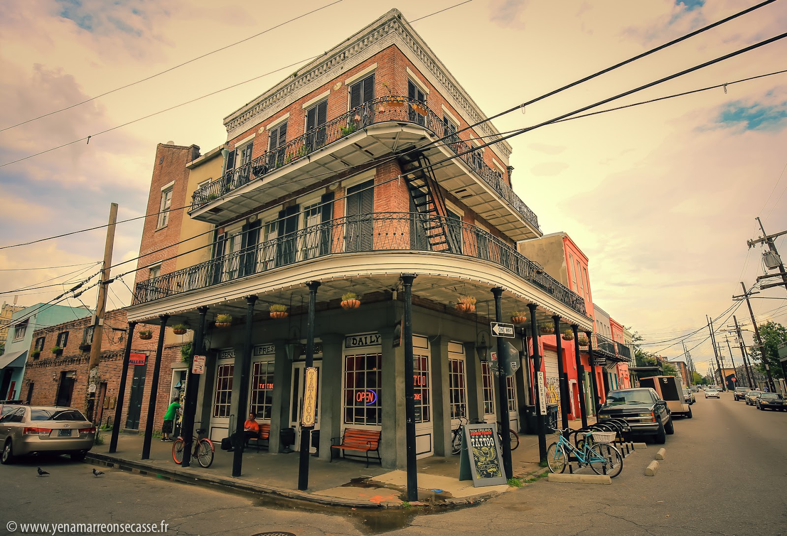 Un immeuble d’angle du French Quarter au soleil couchant