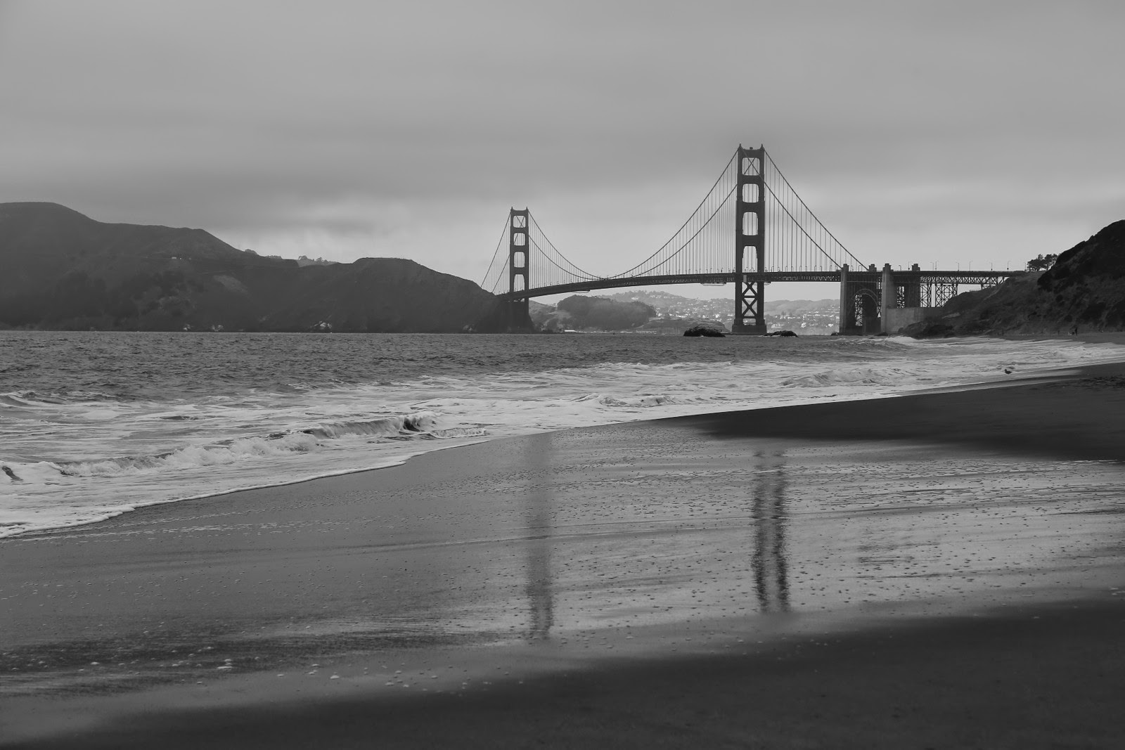 Le Golden Gate Bridge depuis Baker Beach, en noir et blanc