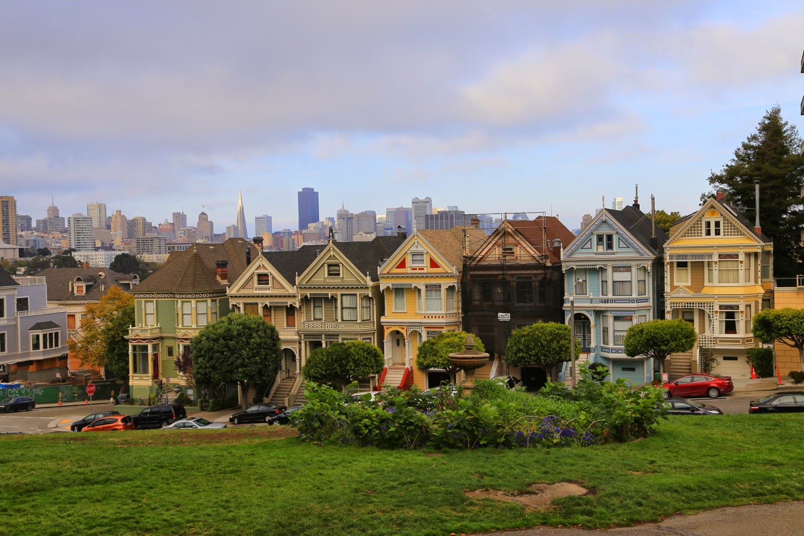 Les Painted Ladies d’Alamo Square et les gratte-ciels