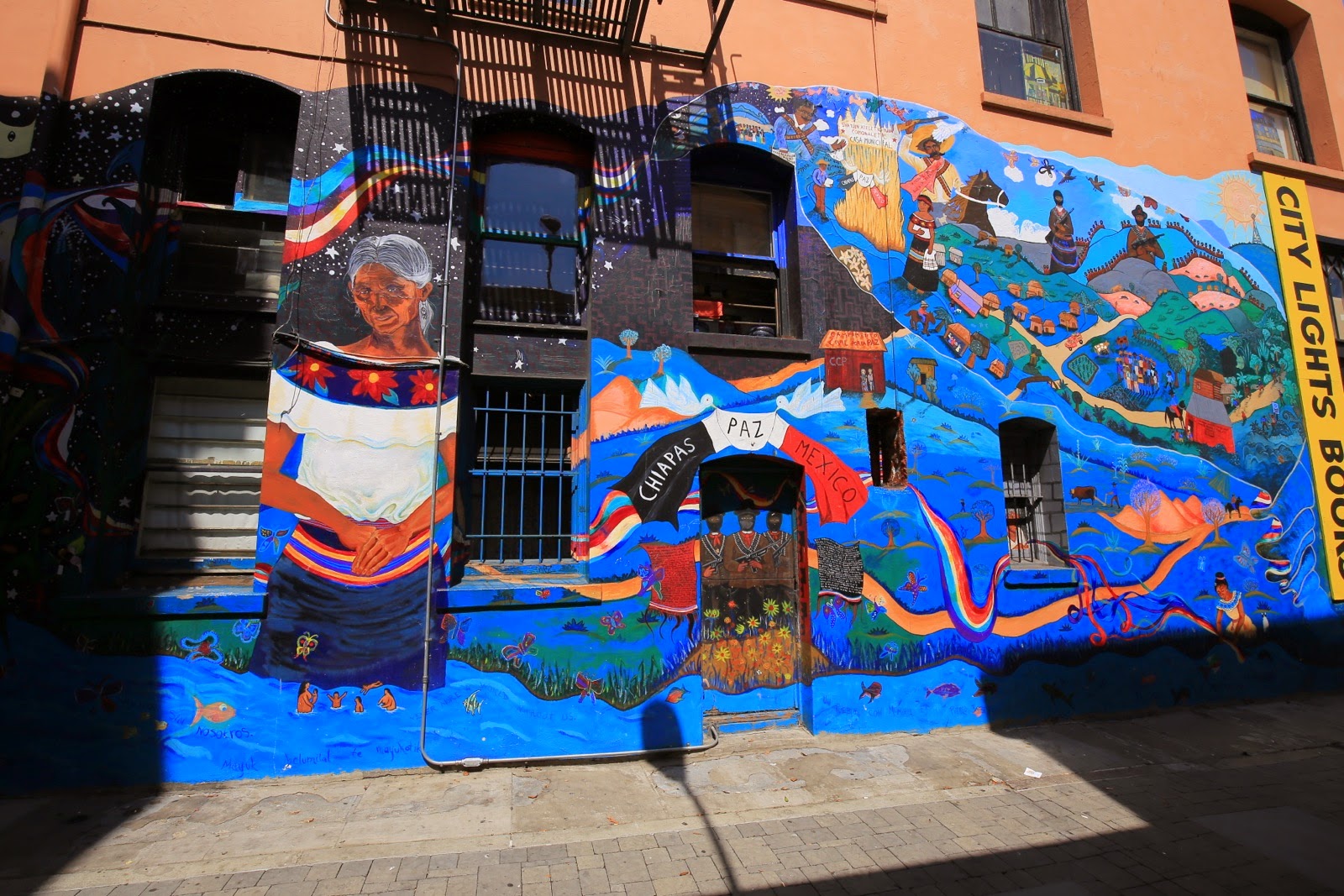 Street art coloré dans une ruelle