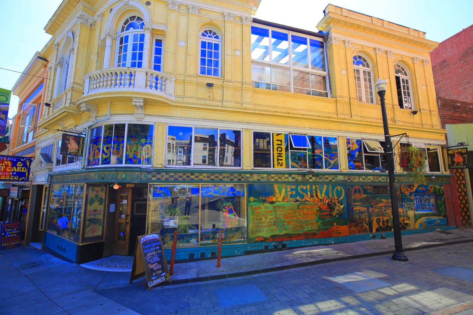Une façade peinte près de City Lights Books