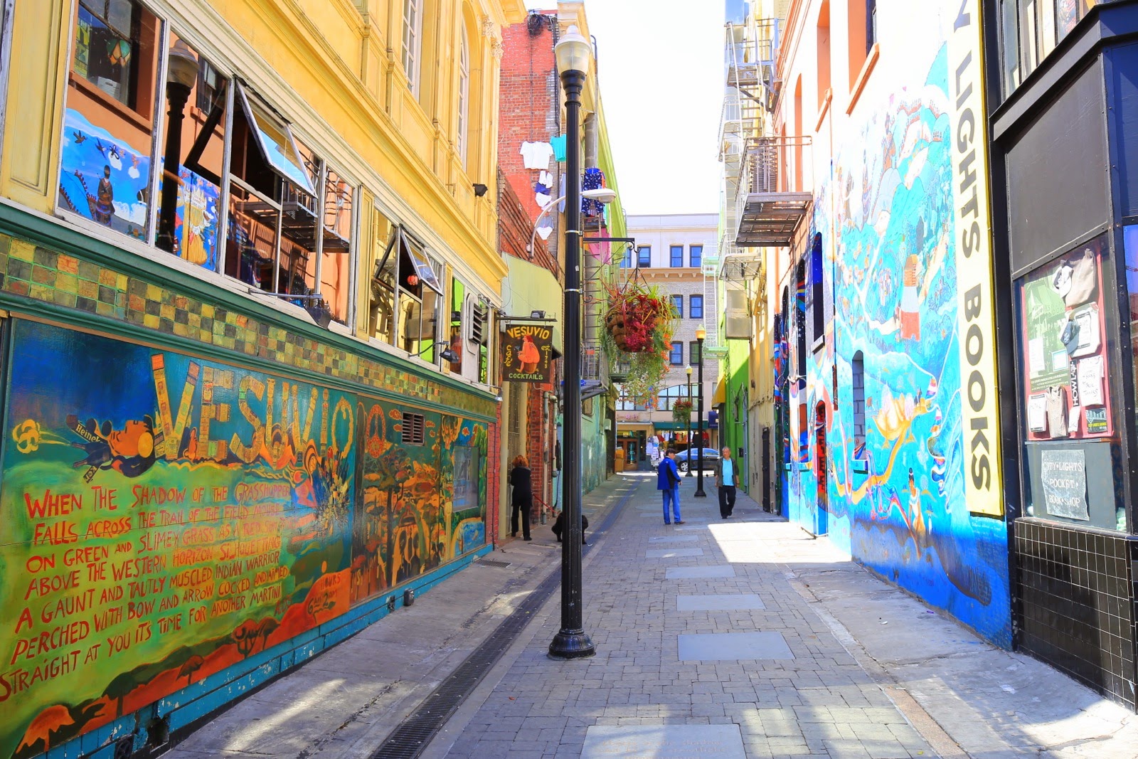 Fresques murales dans une ruelle