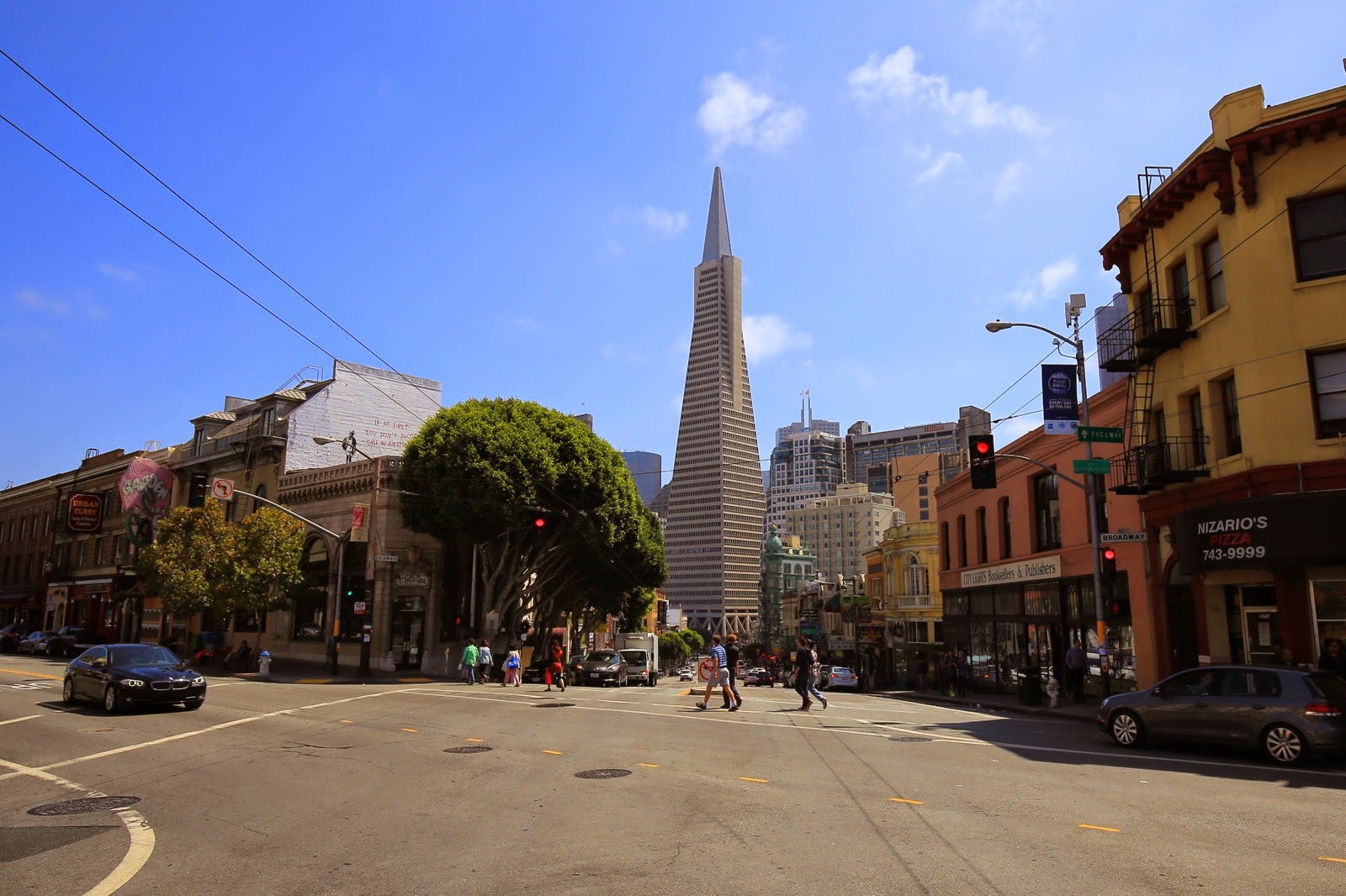 La Transamerica Pyramid au bout de Columbus Avenue