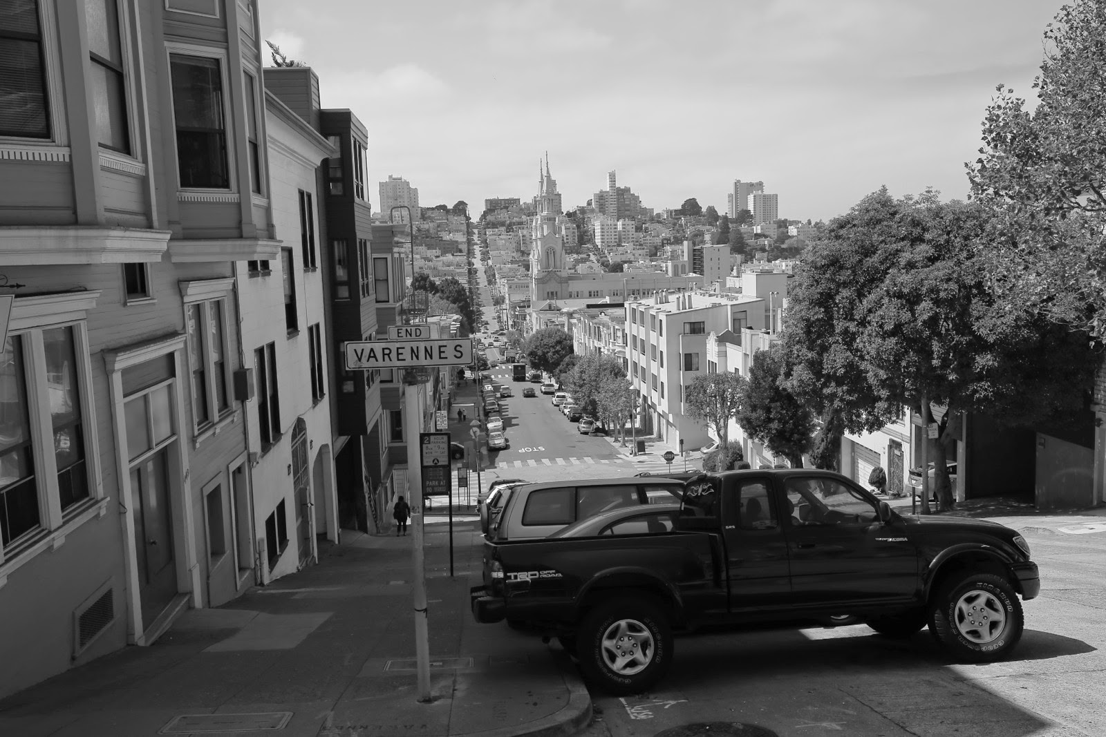 Une rue en pente de Telegraph Hill en noir et blanc
