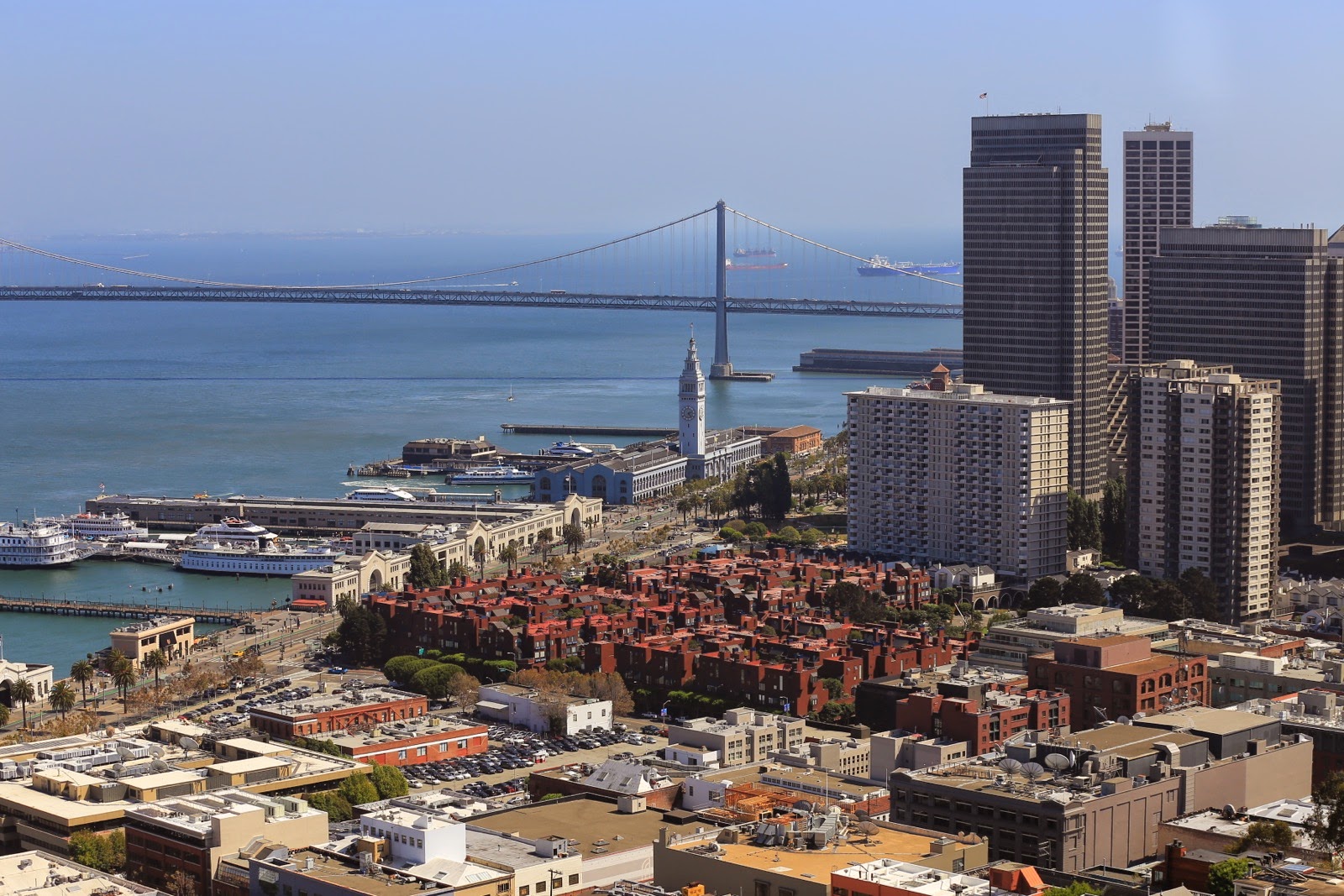 Le Bay Bridge et les tours vus de la Coit Tower