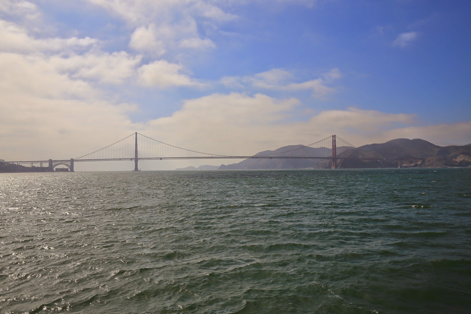 Le Golden Gate Bridge au loin depuis la baie