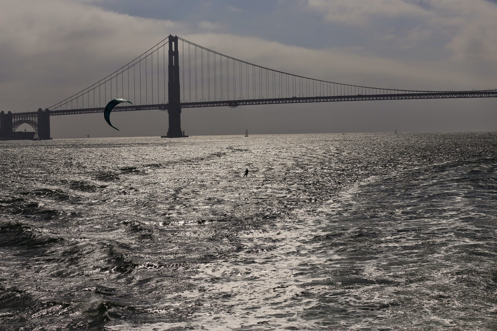 Le Golden Gate Bridge dans le sillage du bateau