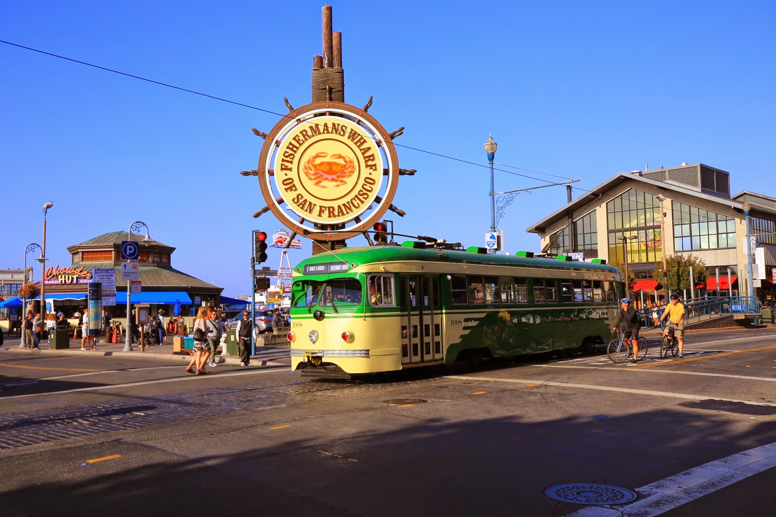 Un streetcar vert devant l’enseigne de Fisherman’s Wharf