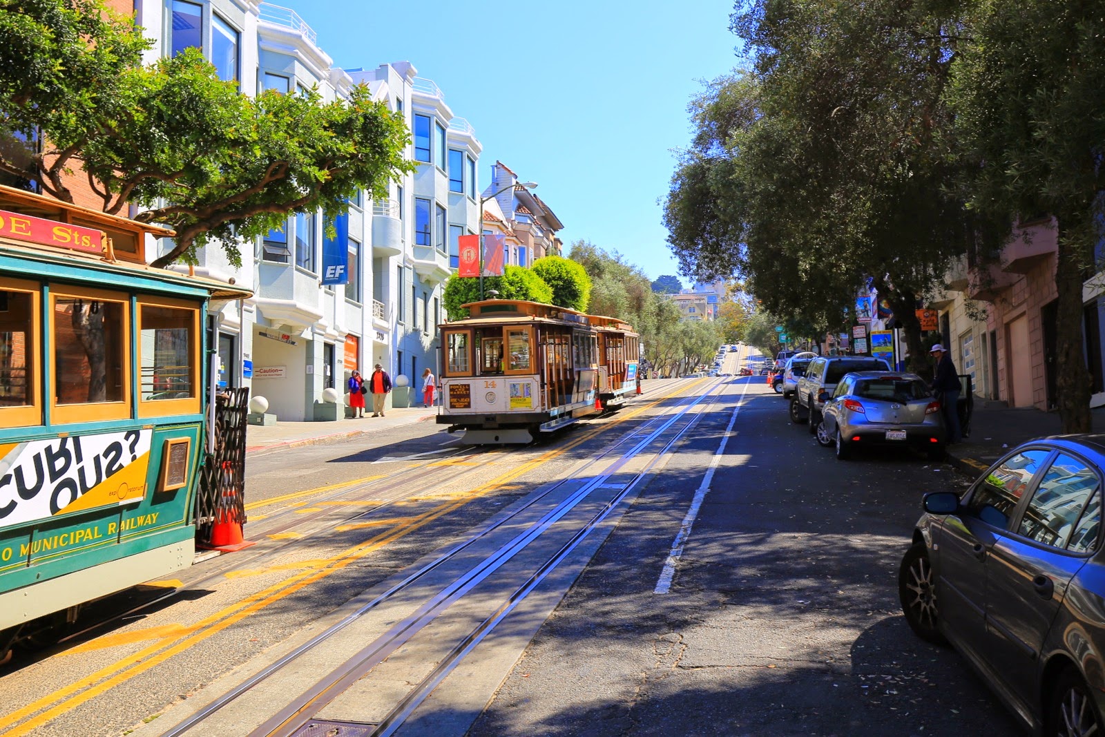 Un cable car dans une rue en pente