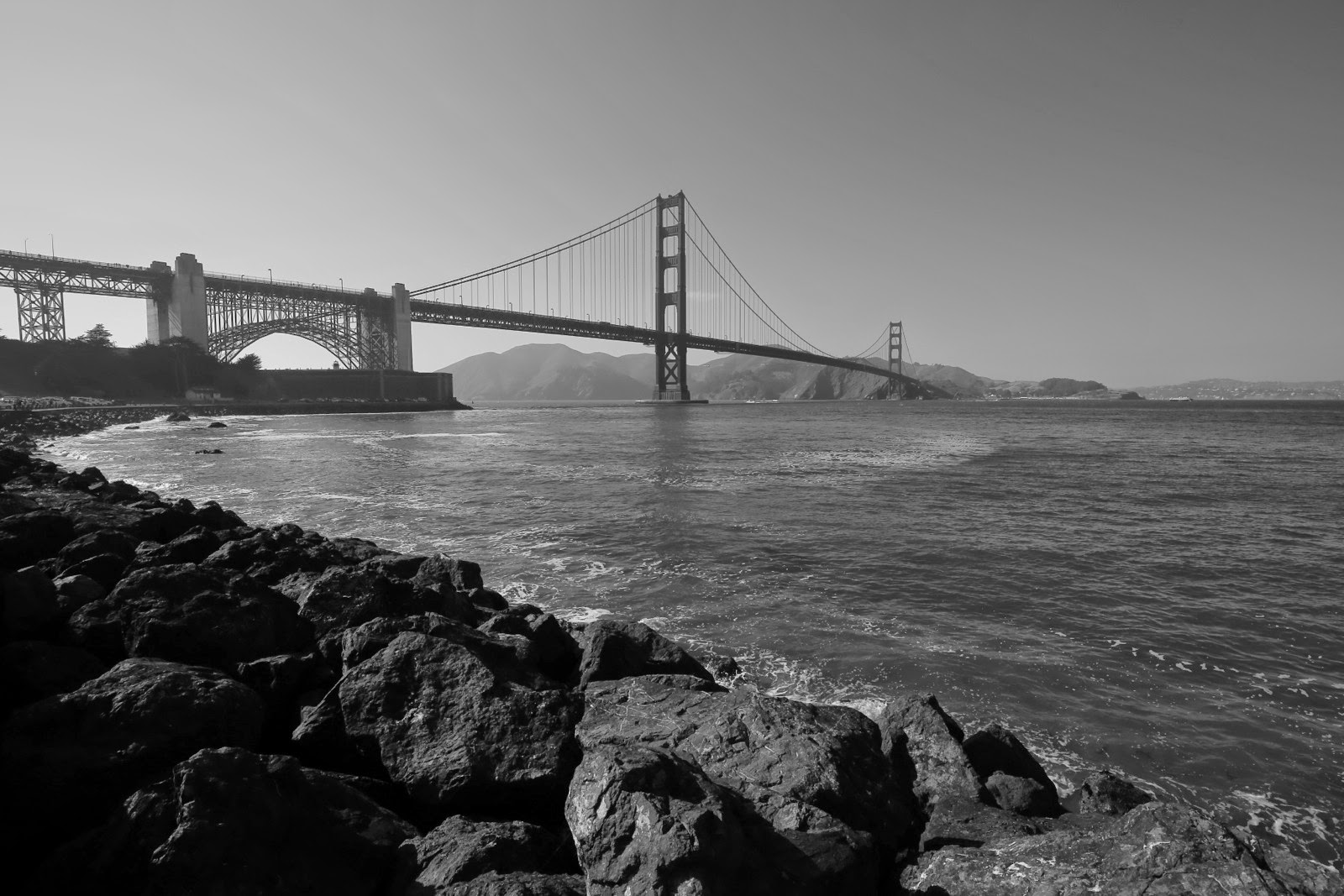 Le Golden Gate Bridge depuis les rochers, en noir et blanc