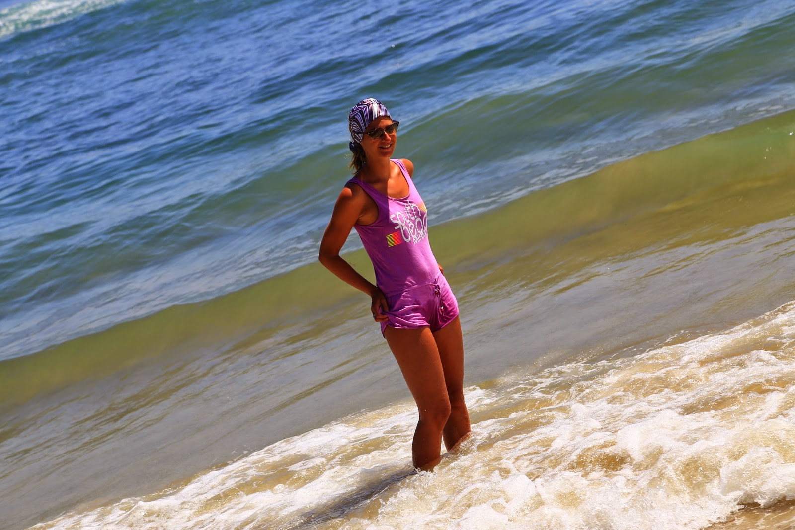 Pose à la Baywatch dans les vagues de Malibu
