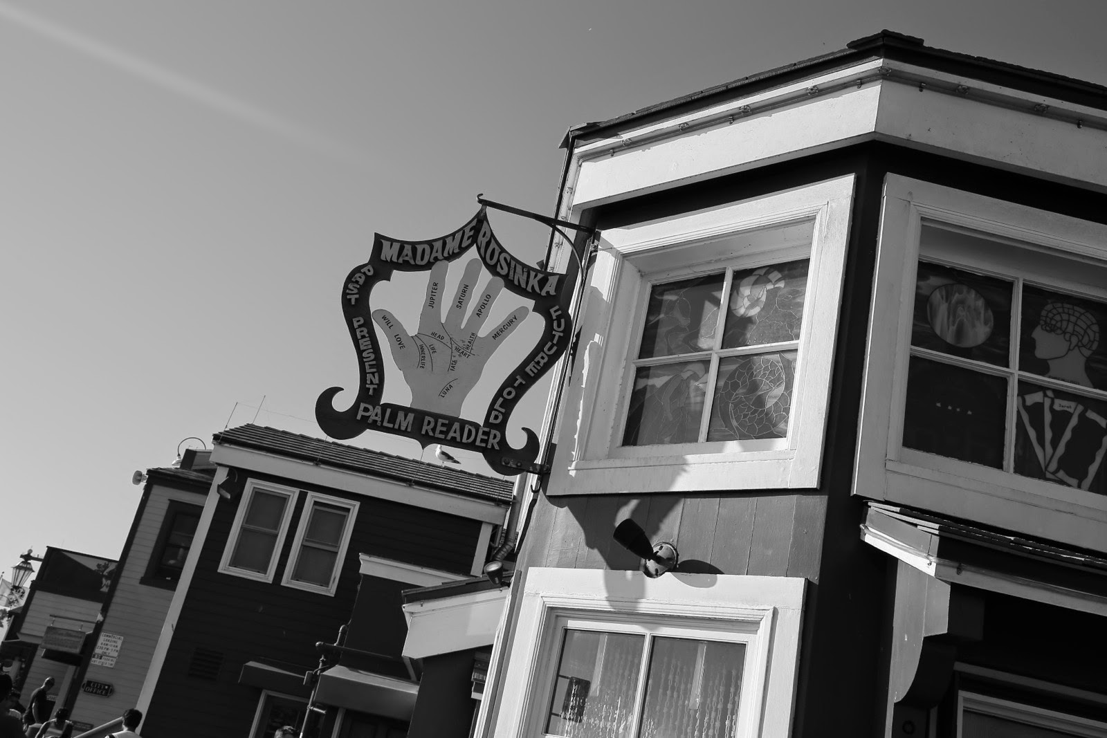 Une façade de Santa Barbara en noir et blanc
