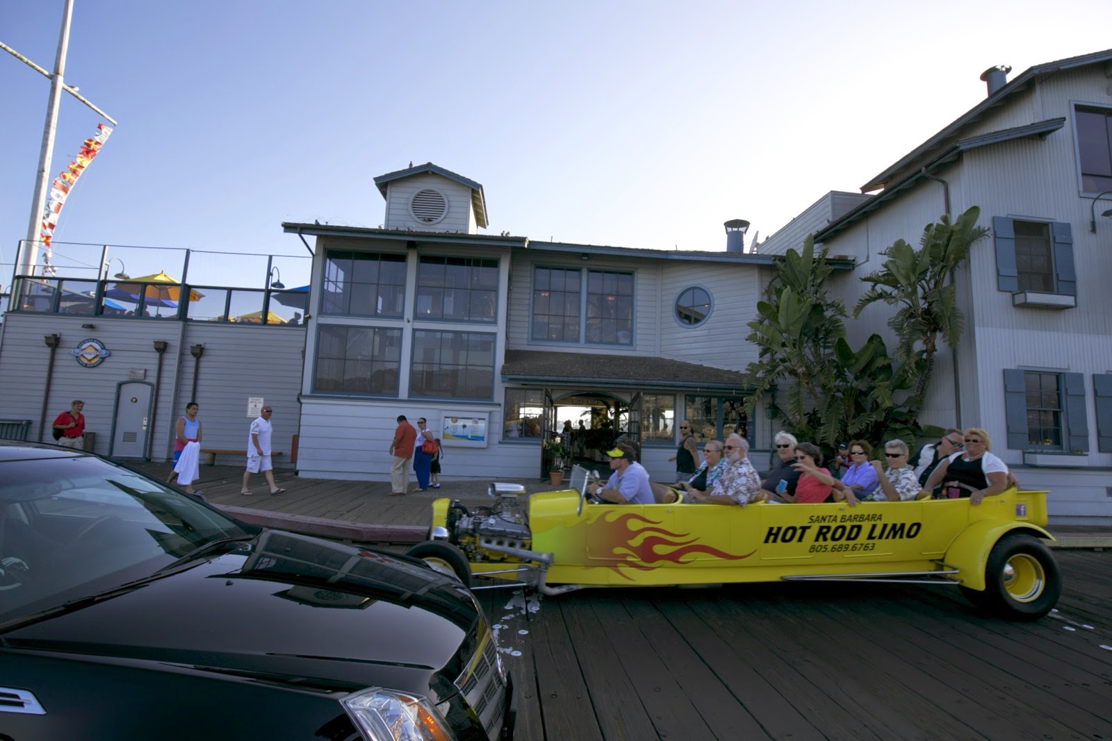 Une voiture jaune décapotable sur le front de mer