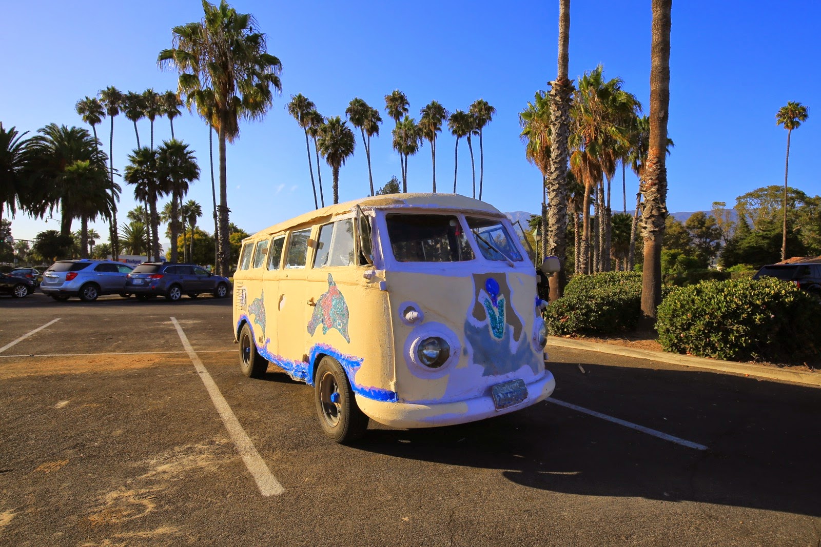 Un combi Volkswagen sous les palmiers