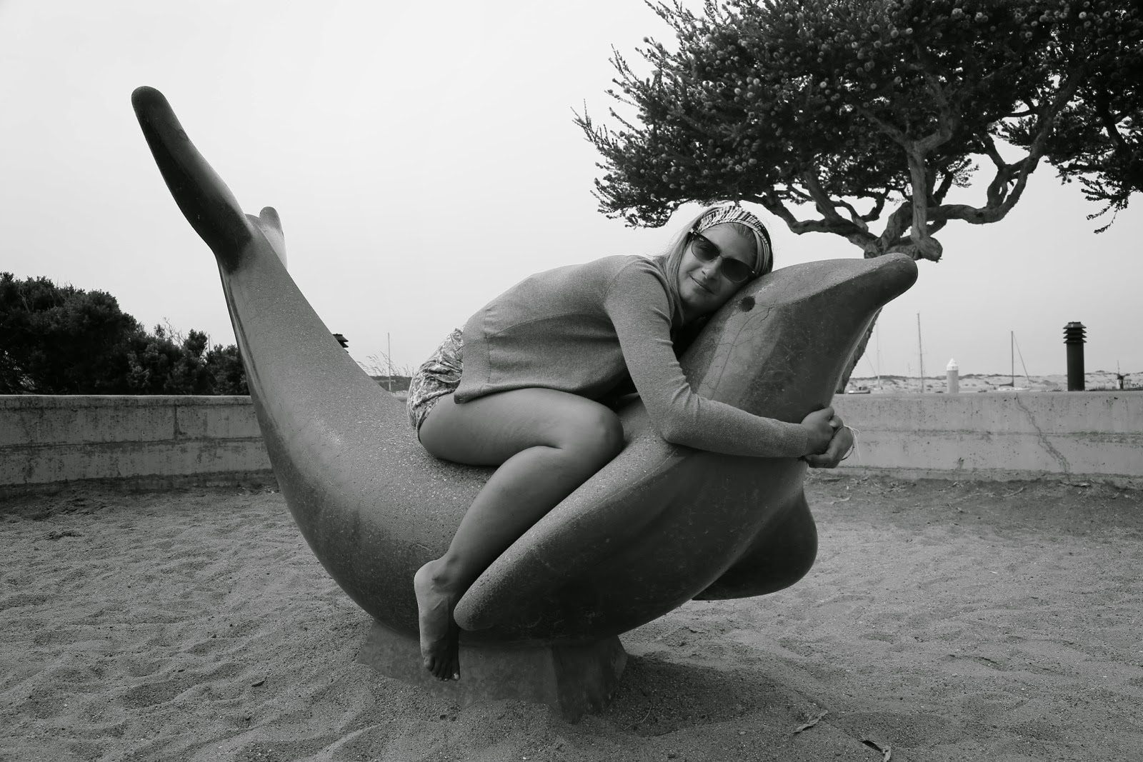 Pose sur une sculpture de dauphin