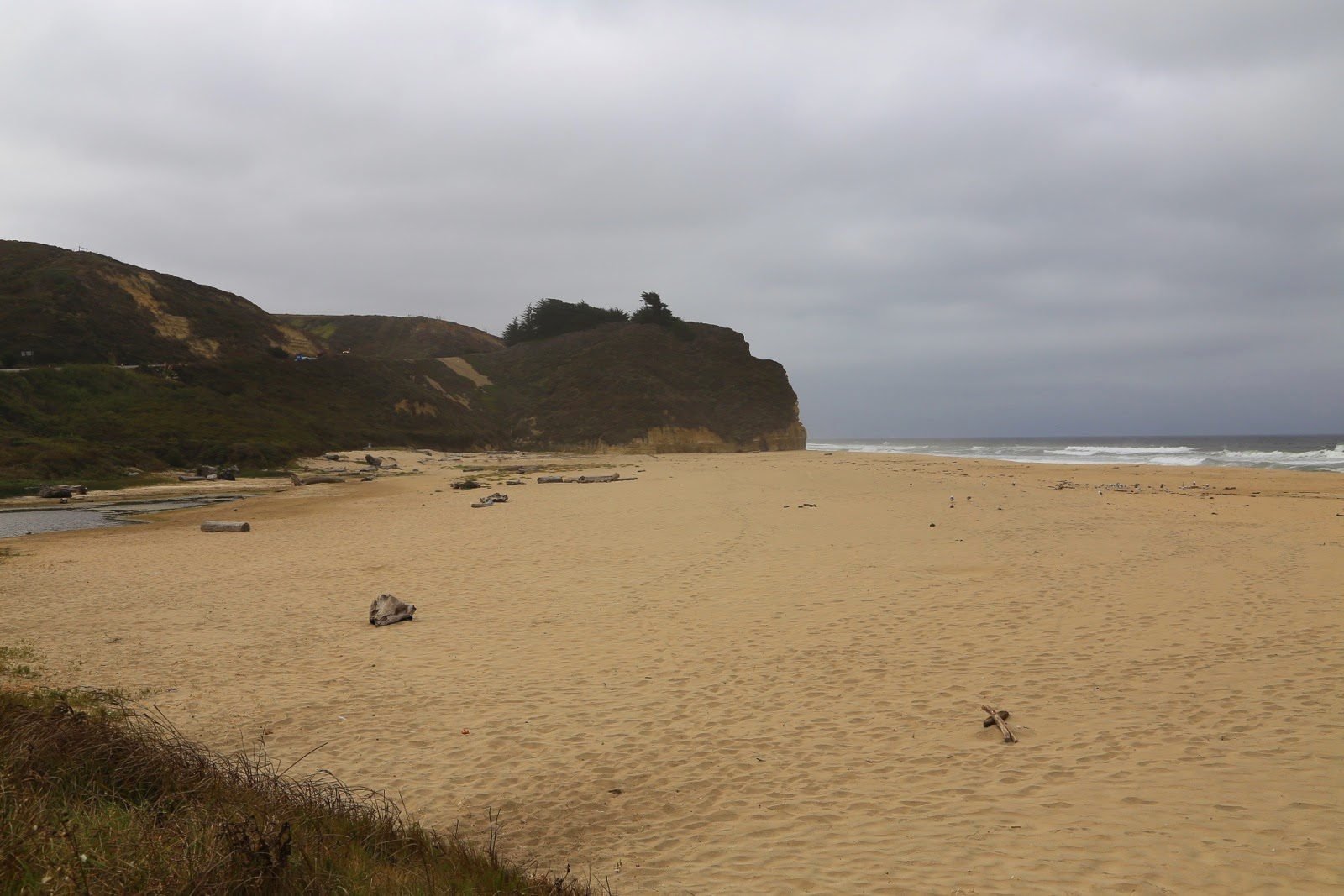 Une plage déserte sous un ciel gris