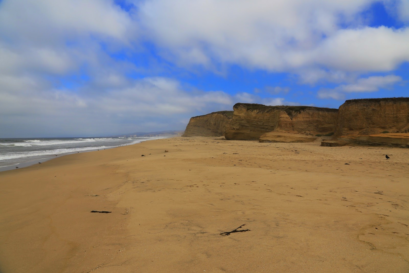 Plage sauvage au pied des falaises