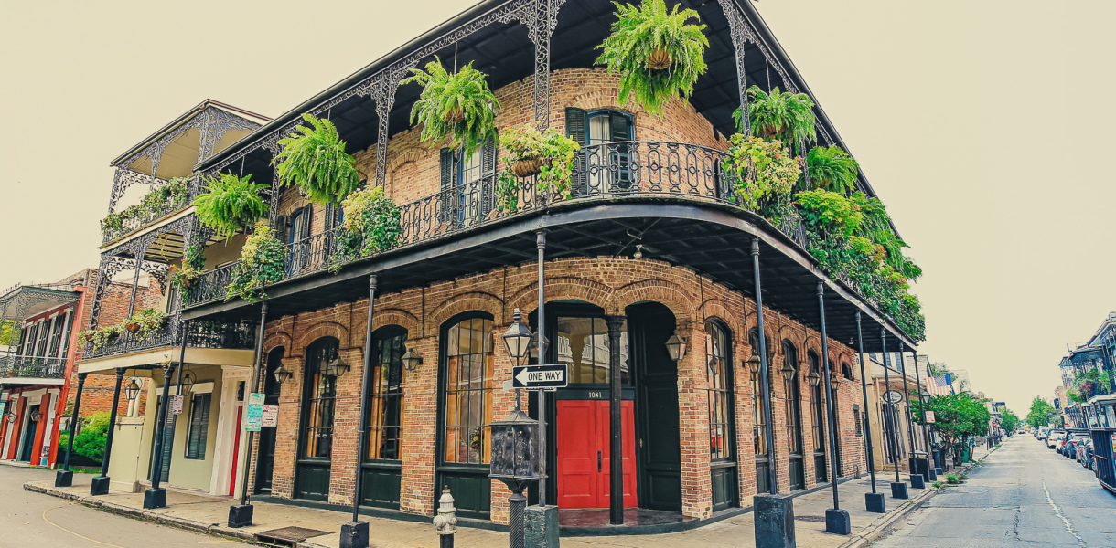 Maison à balcons en fer forgé fleuris dans le French Quarter de New Orleans