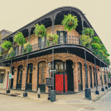 Maison à balcons en fer forgé fleuris dans le French Quarter de New Orleans