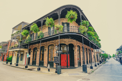 Maison à balcons en fer forgé fleuris dans le French Quarter de New Orleans