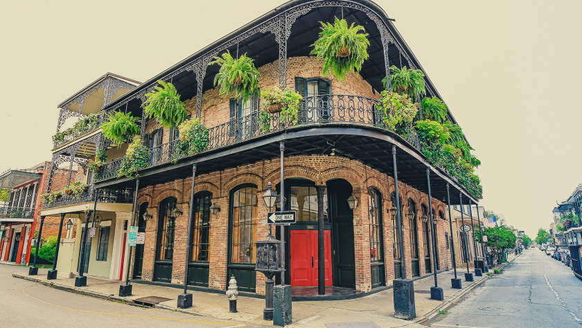 Maison à balcons en fer forgé fleuris dans le French Quarter de New Orleans