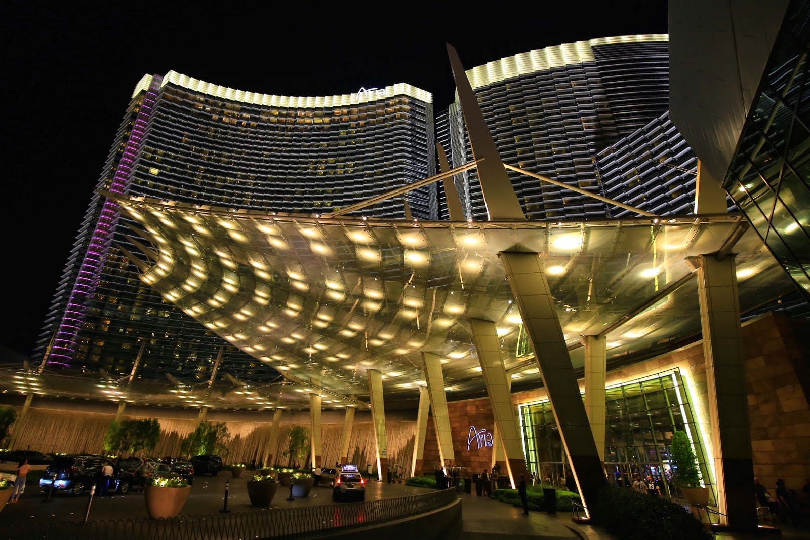 L’entrée de l’hôtel Aria illuminée la nuit