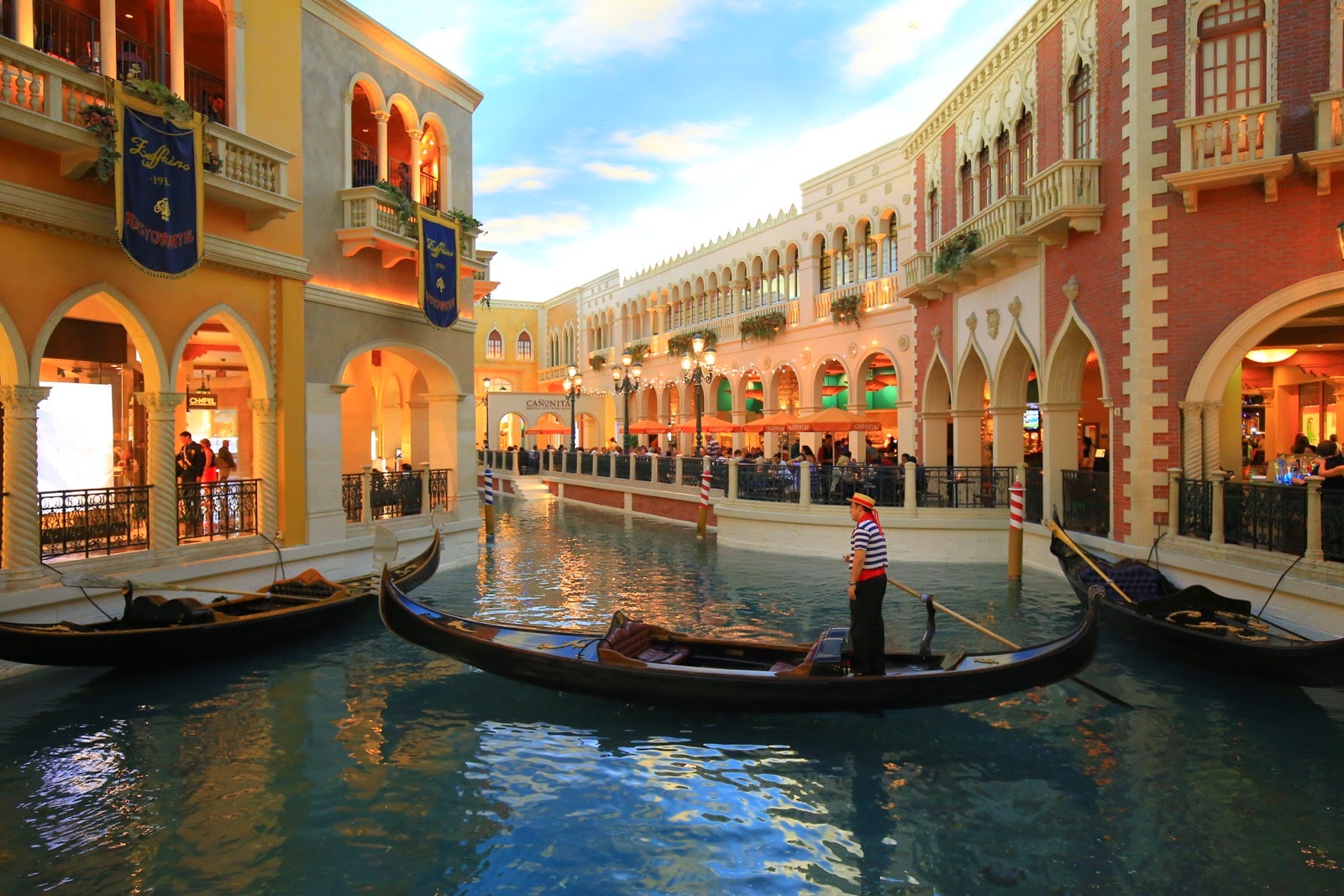 Les gondoles du canal intérieur du Venetian