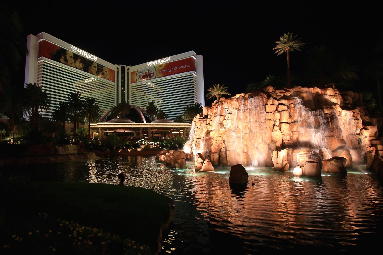 Le Mirage et ses cascades la nuit