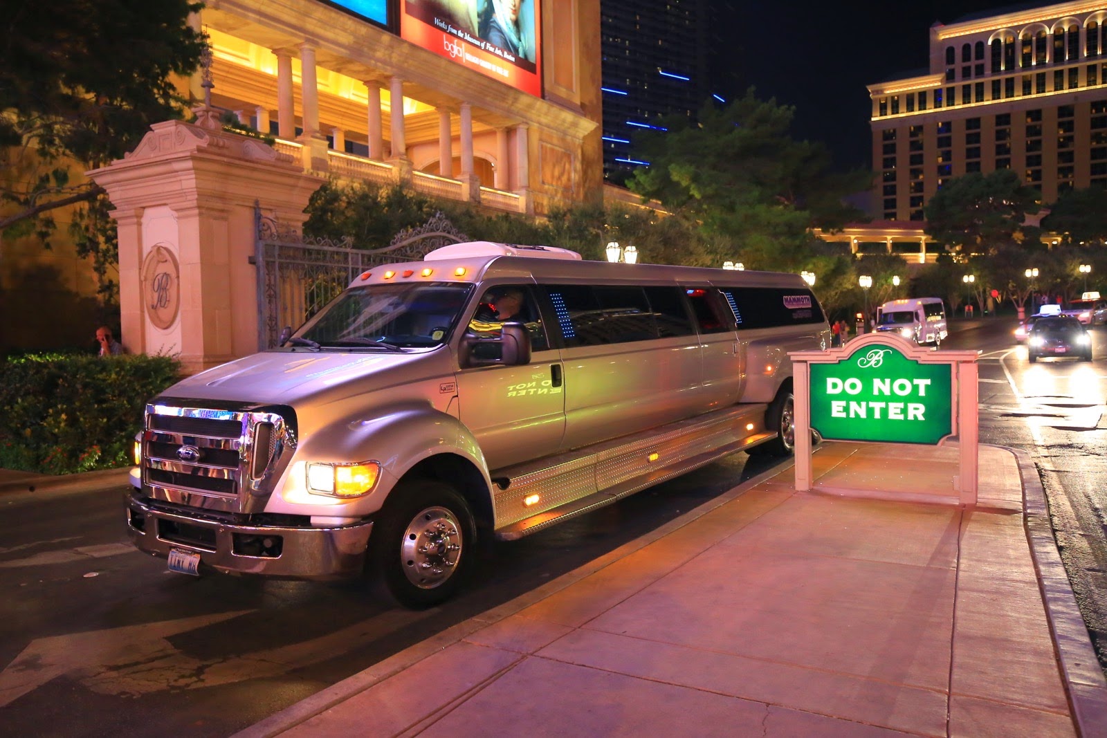 Une limousine devant un casino