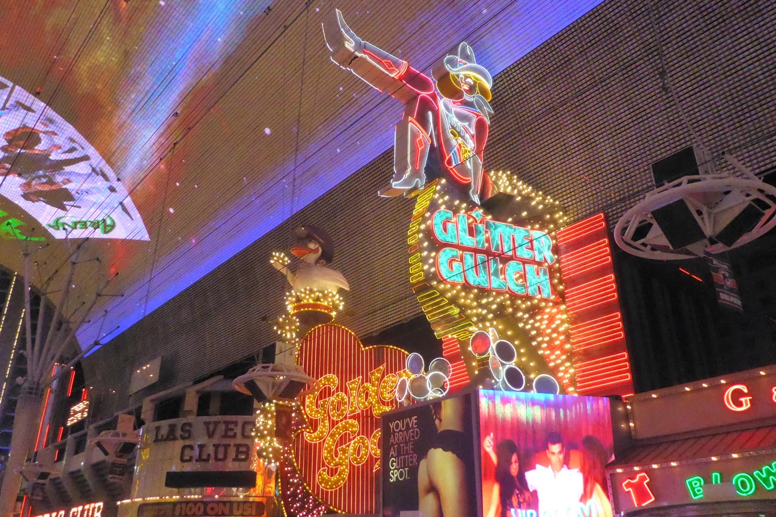 Les néons de Fremont Street et le cowboy Vegas Vic