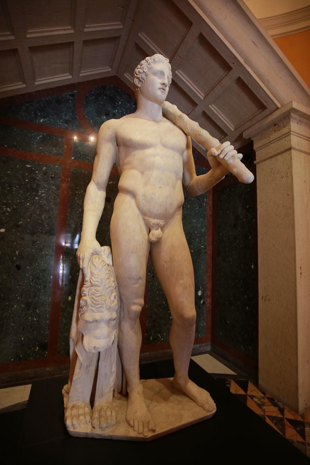 Une statue de marbre antique