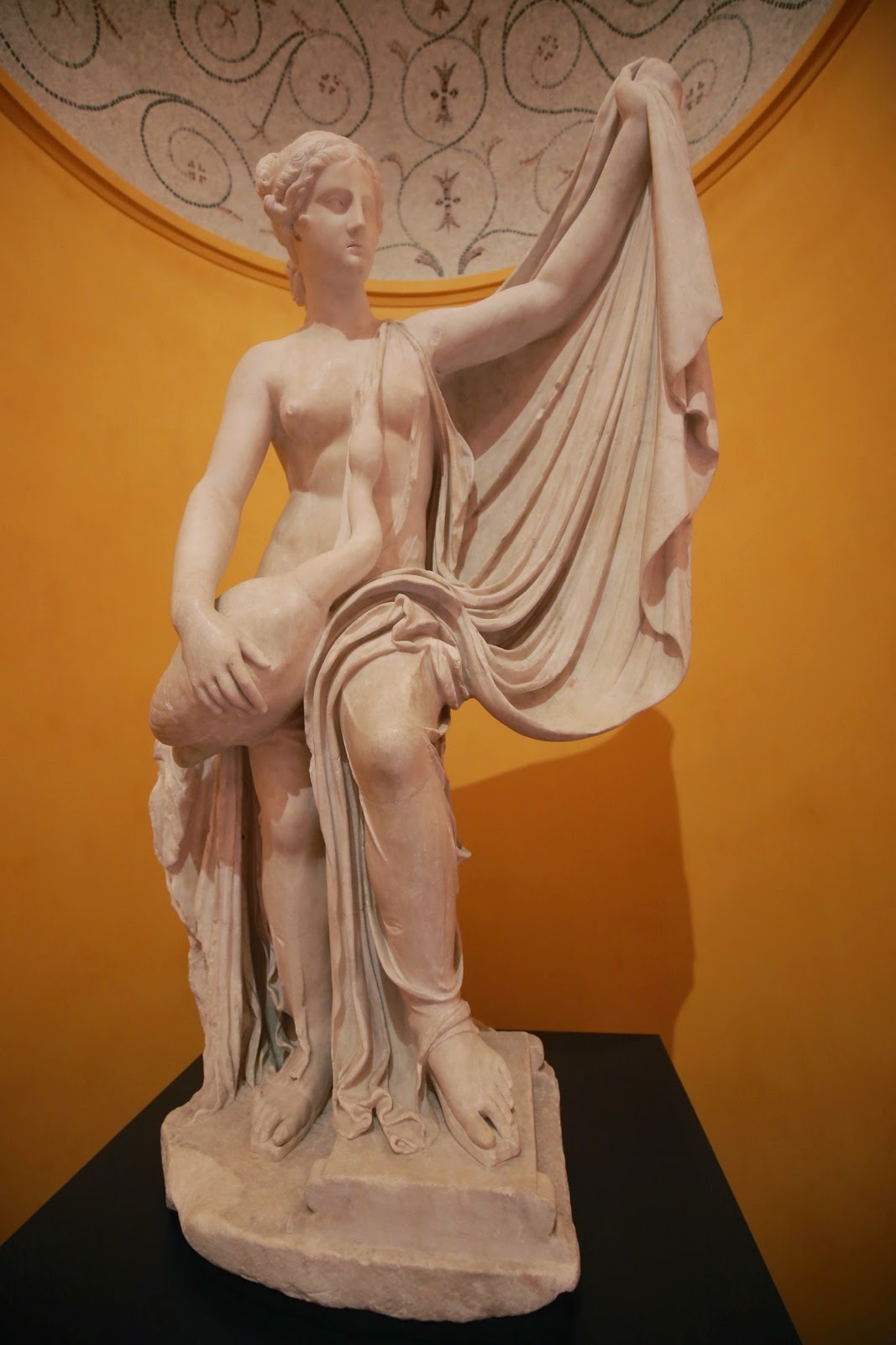 Une sculpture antique drapée