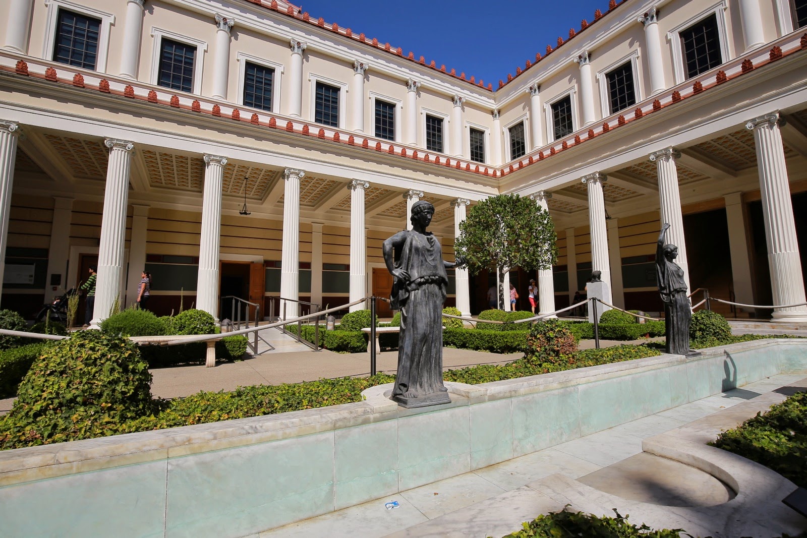 Le péristyle de la Getty Villa, inspiré des villas romaines
