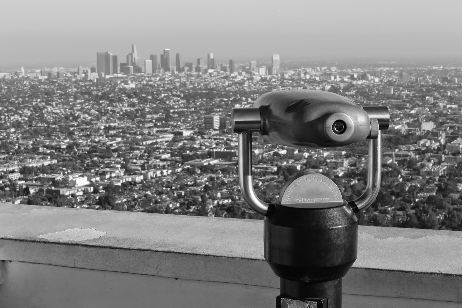 Une longue-vue face à la ville