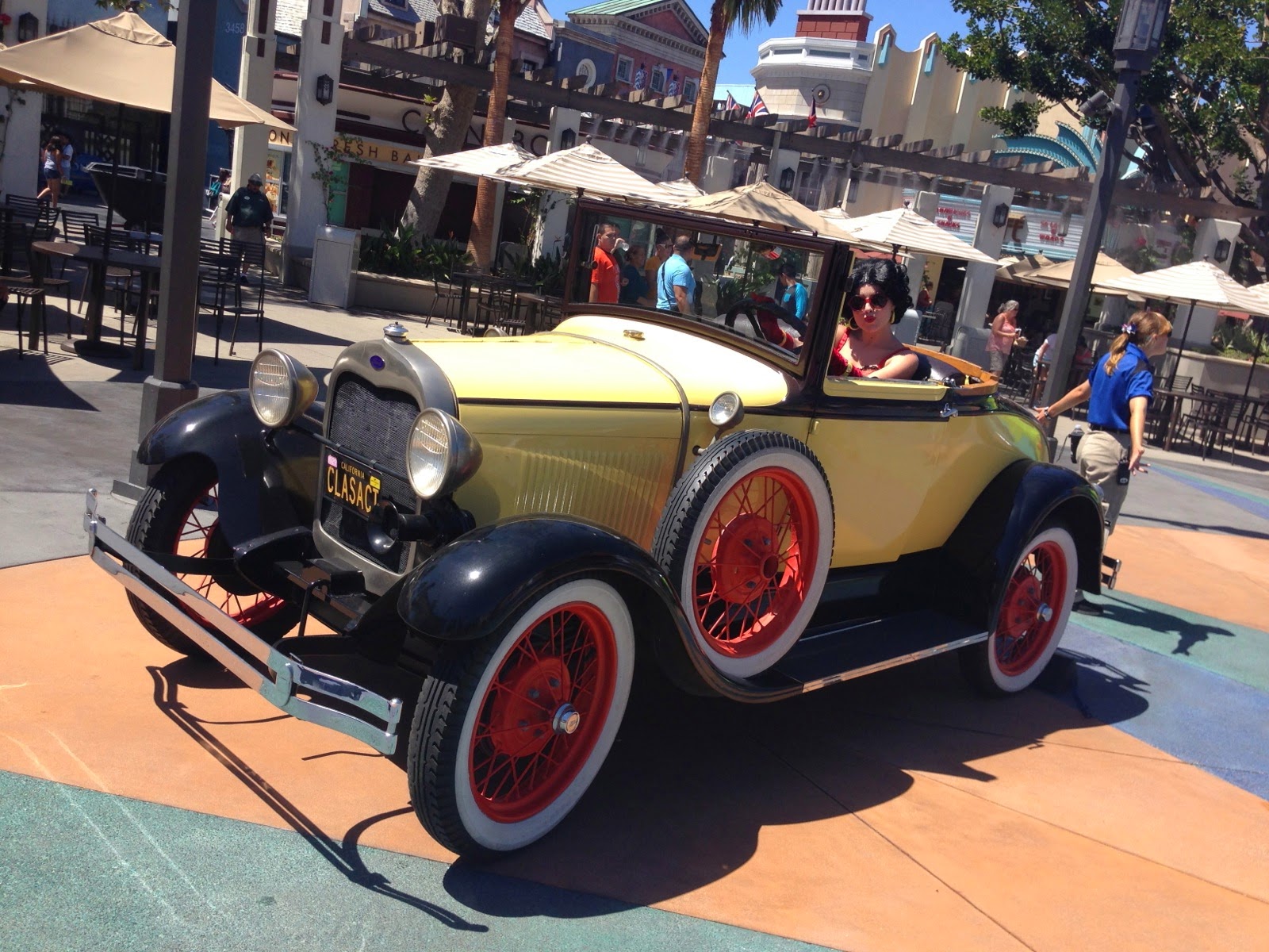 Une voiture ancienne dans les rues d’Universal